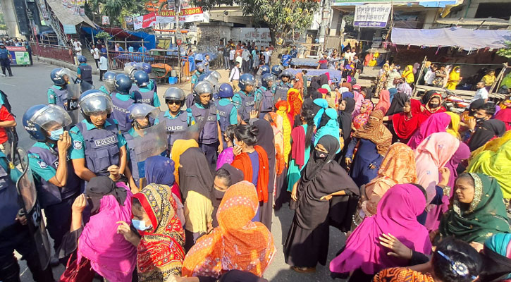 কারখানা বন্ধ পেয়ে মিরপুরে জড়ো হয়েছিল পোশাকশ্রমিকেরা